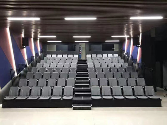 前置式高靠背軟包翻板椅伸縮看臺(電動/手動) 前置式高靠背軟包翻板椅伸縮看臺(電動/手動)