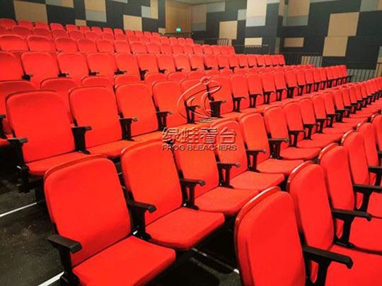 手動伸縮看臺-一層雙排后置包棉 手動伸縮看臺-一層雙排后置包棉