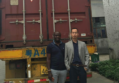 尼日利亞著名足球俱樂(lè)部FCIU選用綠蛙看臺(tái)中靠背中空吹塑椅