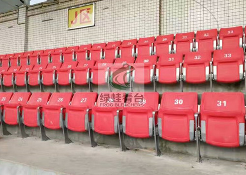 貴定縣體育場披上綠蛙看臺(tái)美麗衣裝
