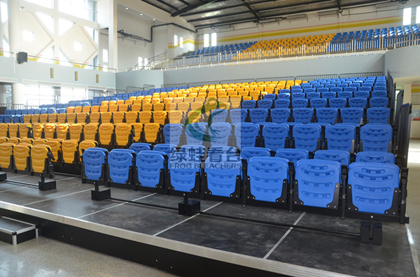 綠蛙后置式帶扶手高靠背翻板椅伸縮看臺