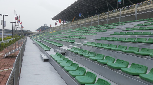 綠蛙可拆卸拼裝低靠背吹塑椅層側(cè)全封閉看臺(tái)