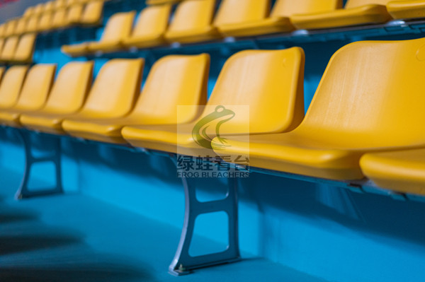 綠蛙中空吹塑側(cè)裝座椅