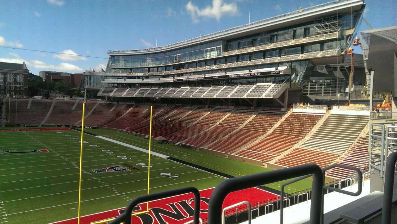 大學(xué)體育場(chǎng)西看臺(tái)翻新案例