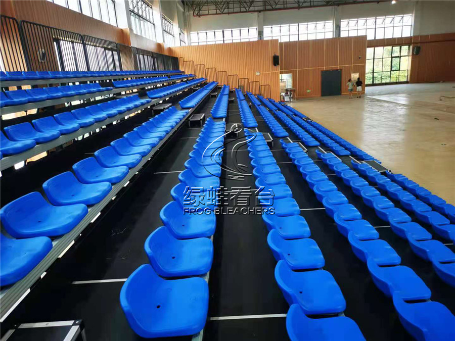 韶山學(xué)校高新校區(qū)體育館看臺(tái)座椅