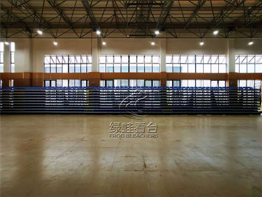 韶山學(xué)校高新校區(qū)體育館看臺(tái)座椅