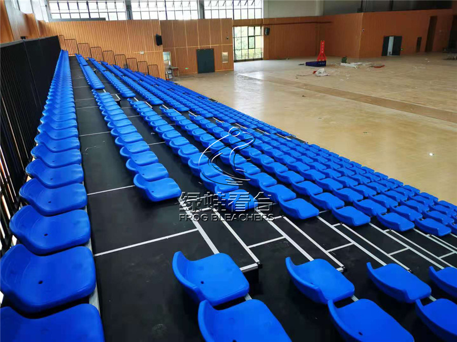 韶山學(xué)校高新校區(qū)體育館看臺(tái)座椅