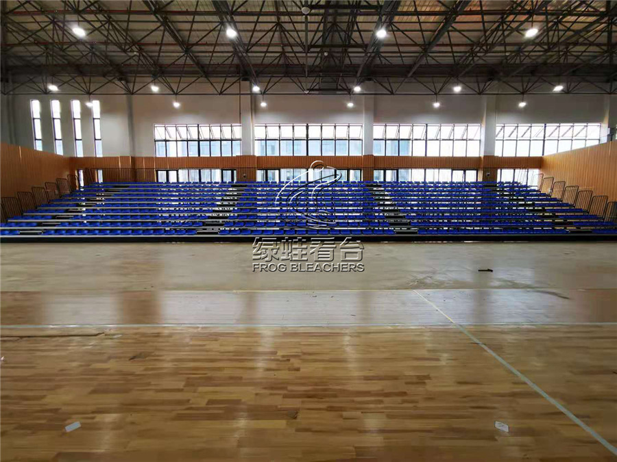 韶山學(xué)校高新校區(qū)體育館看臺(tái)座椅