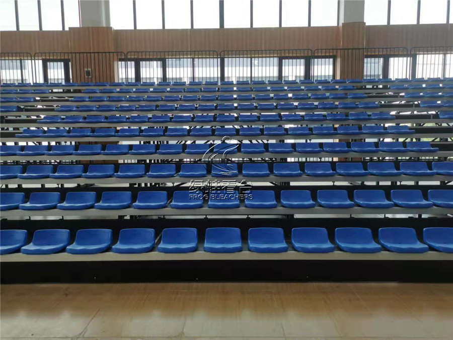 韶山學(xué)校高新校區(qū)體育館看臺(tái)座椅