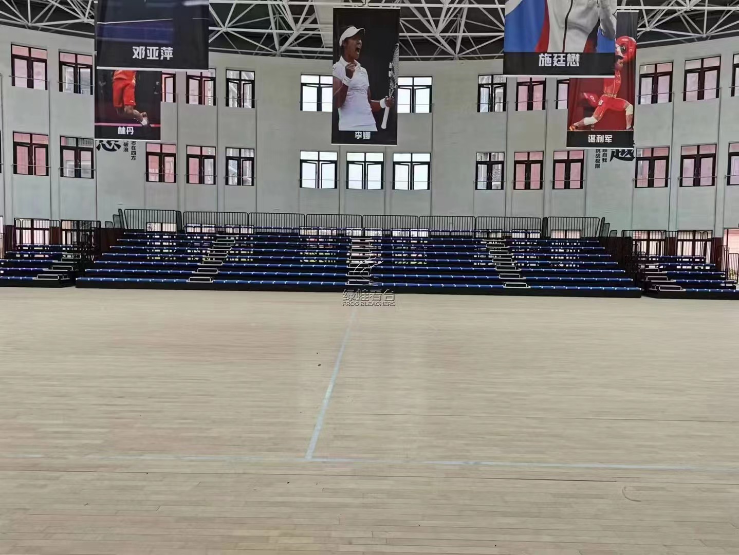 重慶黃金坡中學(xué)初高中體育館伸縮看臺(tái)