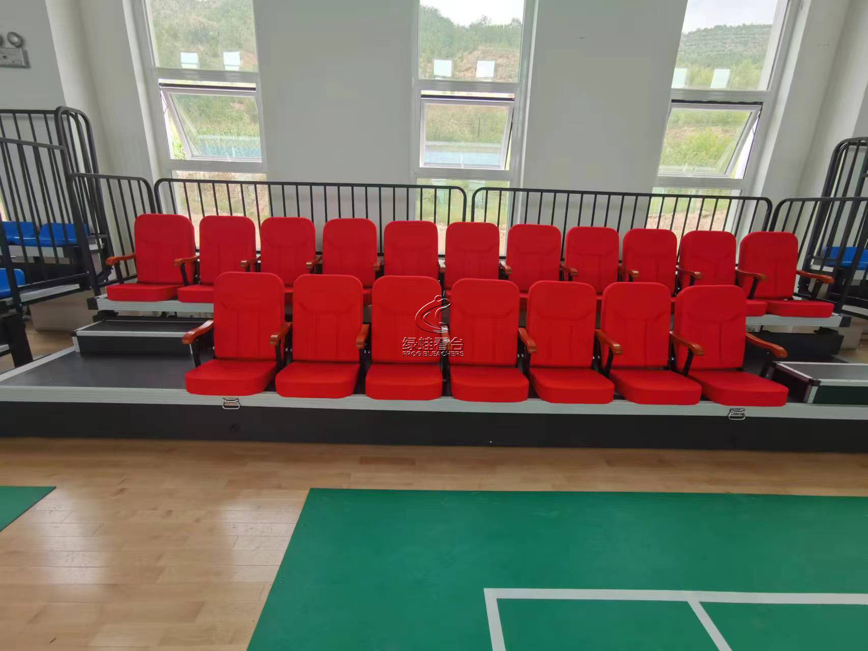 甘肅通渭縣體育館手動(dòng)伸縮看臺(tái)