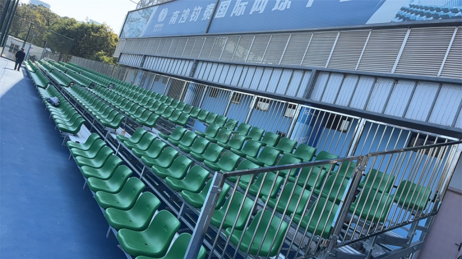 備戰(zhàn)全運(yùn)會(huì)不斷發展，南沙體育館網(wǎng)球場(chǎng)室外拼裝看臺(tái)安裝完畢